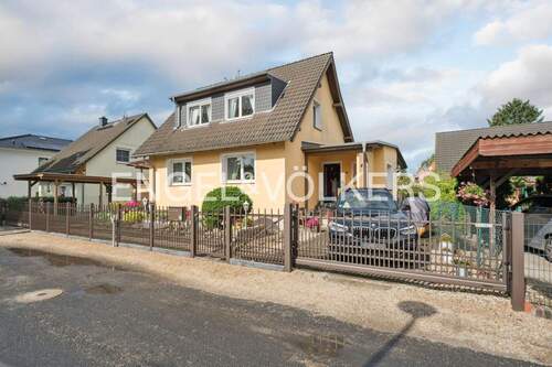 Frontansicht mit Stellplatz rechts und Carport links - Charmant und modern - Einziehen und sich wohlfühlen