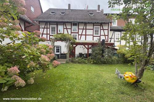 Hausrückseite_Garten - 8 Zimmer Mehrfamilienhaus, Wohnhaus in Spangenberg