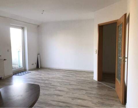 Wohnzimmer mit Balkon - 