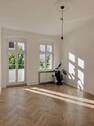 1_Wohnzimmer 1 - Stilvoll sanierte Altbauwohnung mit Süd-Ausrichtung und Balkon im beliebten Winsviertel