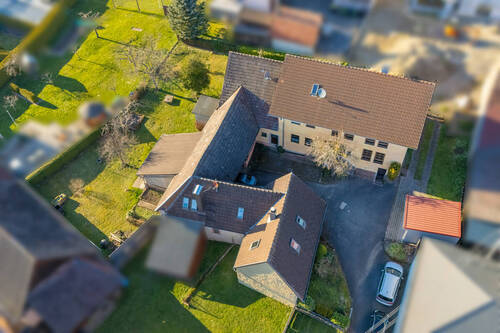 Luftansicht - Anwesen mit großem Wohnhaus und historischem Nebengebäude