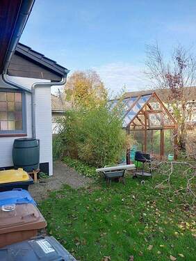 Vorgarten mit Gewächshaus - 