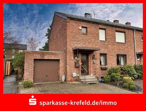 Vorderansicht - großzügiges Reihenendhaus mit Garage