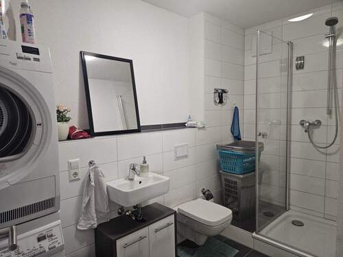 Bad mit Dusche, WC, WaMa-Anschlüsse - 