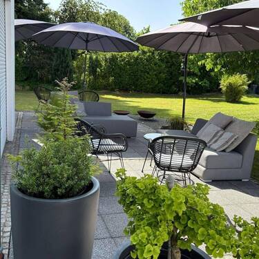 Garten mit Sitzgelegenheit.JPG - 5 Zimmer Einfamilienhaus zum Kaufen in Pleinfeld