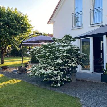 Haus Aussen mit Schirm.JPG - 