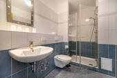 Bad mit großer Dusche - 