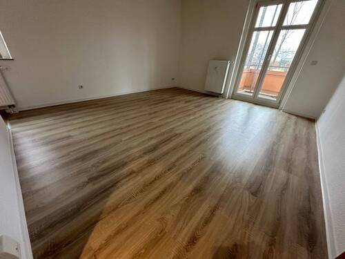 IMG_7594 - NEUES Laminat Bad mit Fenster sonniger Balkon - frei ab 1.12.