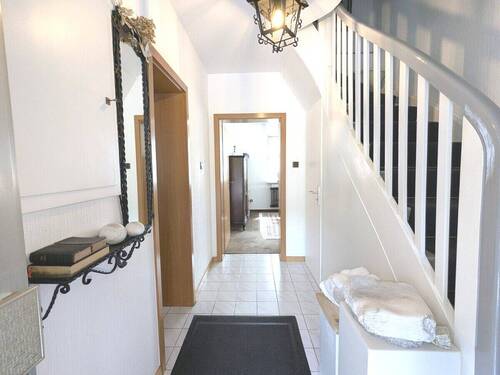 Diele / Eingangsbereich - 6 Zimmer Einfamilienhaus zum Kaufen in Grevenbroich / Wevelinghoven