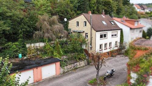 Bild 1 - +++ Für Handwerker im Ortszentrum: Geräumiges 2-3 Familienhaus mit Balkon, überdachtem Freisitz, Garten und 2 Garagen in ruhiger Seitenstraße+++