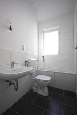 Badezimmer - Etagenwohnung mit 32,00 m&sup2; in Berlin / Spandau zum Kaufen