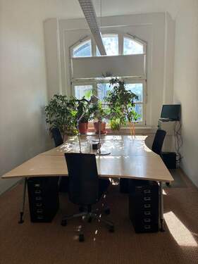 Ein Raum ist noch frei. Hier können 2 oder max. 3 arbeiten. - Im Herzen von Moabit: 3 Arbeitsplätze in Bürogemeinschaft frei - All-in-Miete