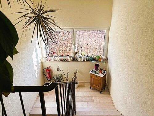 freundliches Treppenhaus.jpg - 5 Zimmer Etagenwohnung zum Kaufen in Heilbronn