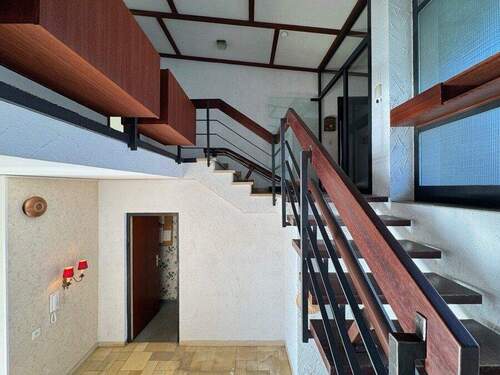 Treppe_innen - 5 Zimmer Einfamilienhaus in Heimsheim