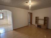 Wohnzimmer mit Blick in die Küche Untergeschoss - 