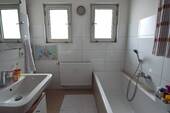 Obergeschoss-Tageslichtbad mit Badewanne - 