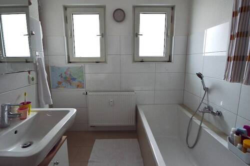 Obergeschoss-Tageslichtbad mit Badewanne - 