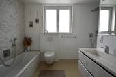 Erdgeschoss-Tageslicht Bad - 