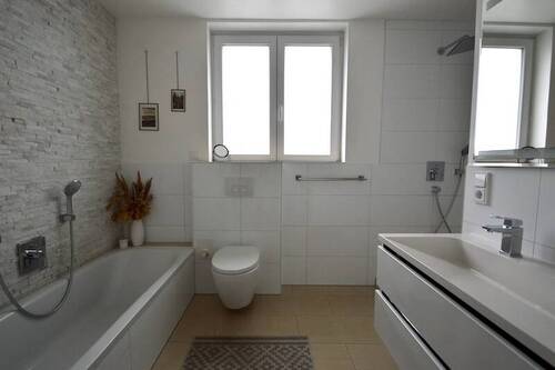 Erdgeschoss-Tageslicht Bad - 