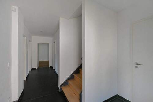 3 Flur - 8 Zimmer Einfamilienhaus in Ratingen