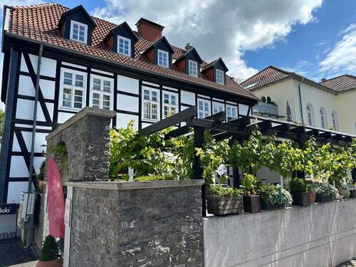 Zugang Außenterrasse - 7 Zimmer Mehrfamilienhaus, Wohnhaus zum Kaufen in Detmold