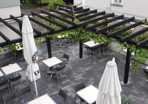 Blick auf die Außenterrasse - 7 Zimmer Mehrfamilienhaus, Wohnhaus in Detmold