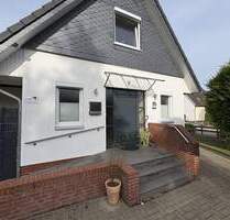 Volksbank Immobilien: Geräumiges Einfamilienhaus mit Terrasse, Garten & Bauplatz in Sittensen