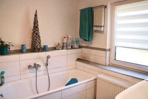 Badezimmer mit Dusche und Wanne - 