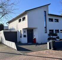 Modernes, freistehendes 5-Zimmer-Einfamilienhaus im Bauhausstil mit 2 Garagen und Garten - Duisburg Baerl