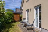 Hausansichten mit Terrassen und Wiese, Gerätehaus - 