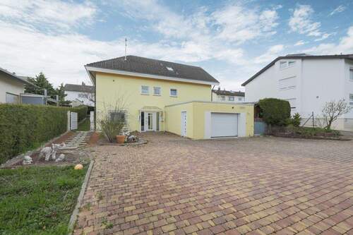 Vorderansicht - Großzügiges Einfamilienhaus in ruhiger Lage