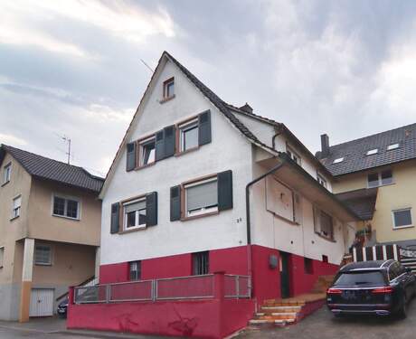 Strassenansicht - Großzügige 8-Zimmer-Eigentumseinheit mit Hauscharakter