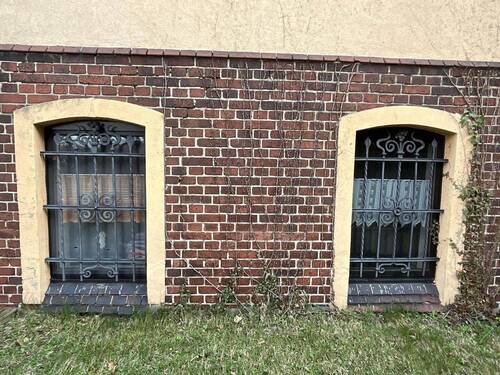 Geschmiedete Stilelemente im Fenster - 