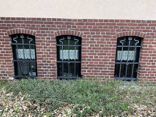 Geschmiedete Stilelemente im Fenster - 