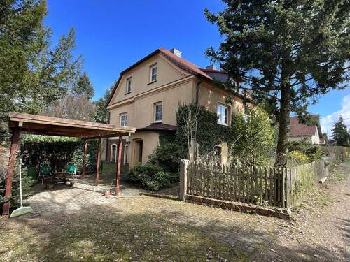 Straßenansicht von links mit Carport und Seiteneingang - 8 Zimmer Mehrfamilienhaus, Wohnhaus zum Kaufen in Döbern