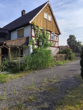 Giebelansicht mit Einfahrt - 5 Zimmer Einfamilienhaus in Waldhufen