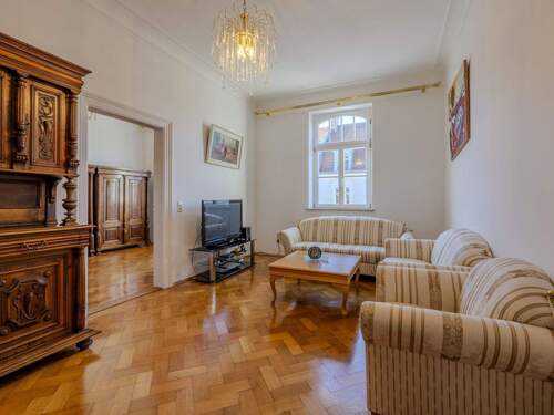 Wohnzimmer mit Blick in weiteres Zimmer - Traumwohnung - sofort Bezug - Schwabing