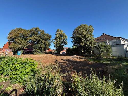 Grundstück mit altem Baumbestand - 