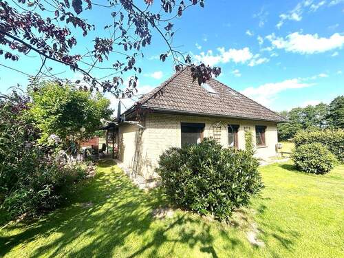 Ansicht Süd-Ost - Volksbank Immobilien: Bungalow mit ausgebautem Dachgeschoss - Provisionsfrei