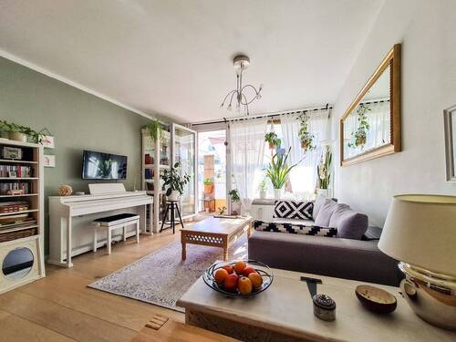 Wohnzimmer - Charmante 2-Zimmer-Wohnung mit Fernwärme in unmittelbarer Isarnähe