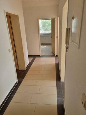 Bild 1 - 3 Zimmer + Küche + Bad + Einbauküche