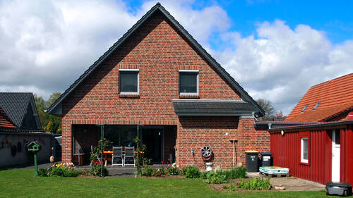 rechts vom Haus Garage und Nebengelass 