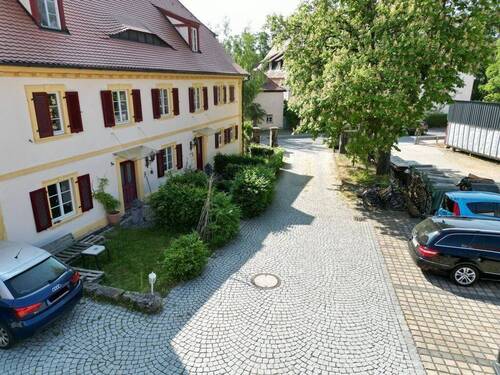 Auffahrt Ansicht Stellplatz - Traumhafte Doppelhaushälfte mit Garten bei Bamberg - modernisiert & frei werdend!