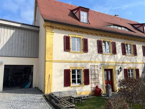 Außenansicht und Garage - 7 Zimmer Doppelhaushälfte in Stegaurach