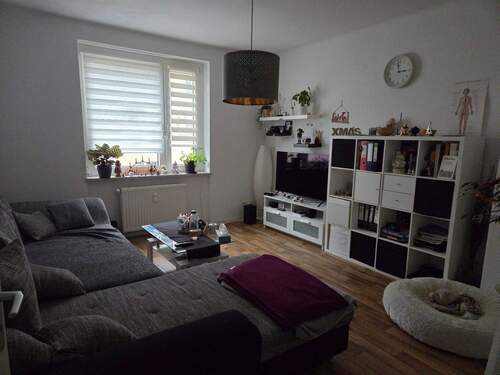 Wohnzimmer - Nicht lange überlegen! 2-Zimmer-Wohnung mit Balkon sucht Nachmieter!