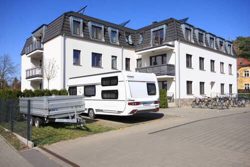 Hausansicht - Exklusive 2-Zimmer-Erdgeschosswohnung mit Balkon, Gärtchen u. Fahrstuhl in Finkenkruger Toplage