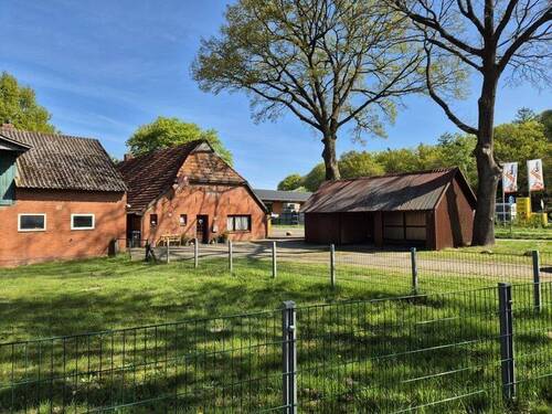 Haus und Nebengebäude - Achtung Tierhalter! Resthof, mit Nebengebäude, mit 6055 m² Hof & Weideland!