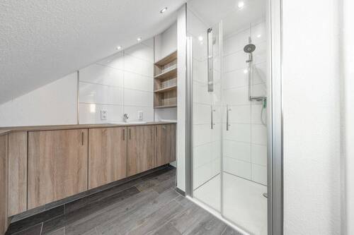 und die ebenerdige Dusche - 