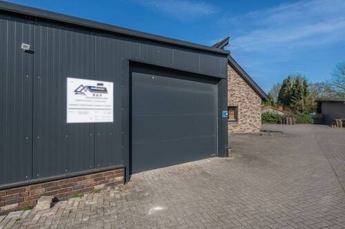 Die Front der Garage - 