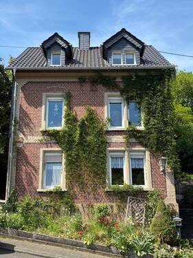 Vorne mit Gauben - 6 Zimmer Einfamilienhaus zum Kaufen in Idar-Oberstein